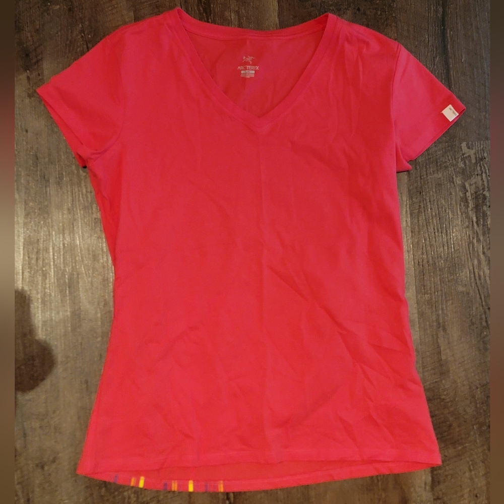 Arc'teryx Women's Short Sleeve V-Neck Tee - Bright Pink